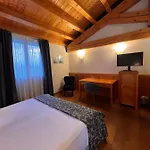 杜特里滕佩斯塔酒店 3*