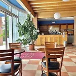 杜特里滕佩斯塔酒店 酒店