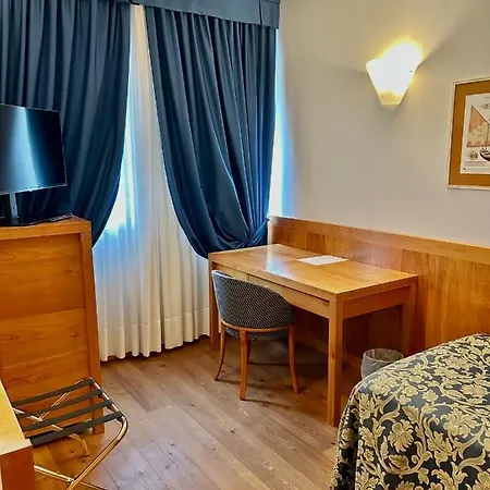 Отель Due Torri Tempesta 3*